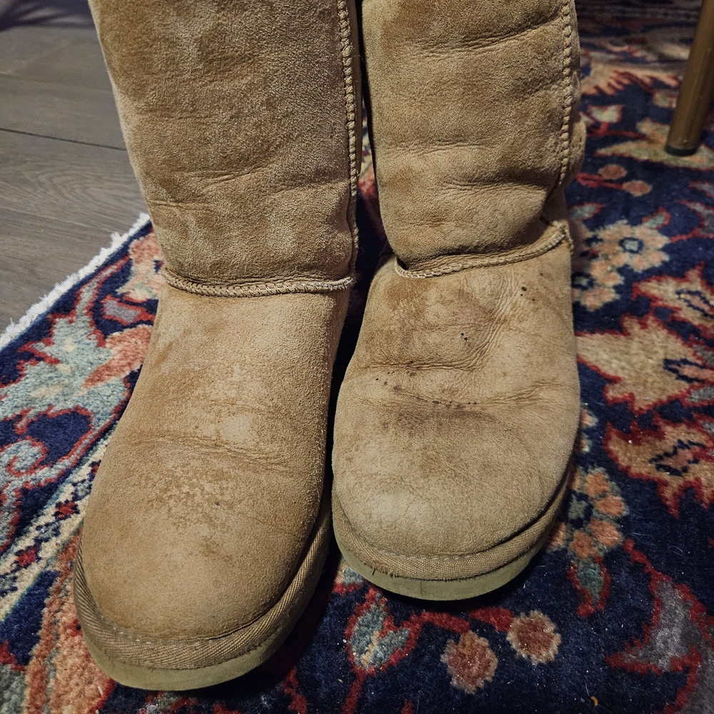 UGG Classic Tan Sheepskin Boots 9 - Picture 2 of 9